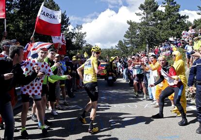 Chris Froome, del equipo inglés, sigue corriendo tras una caída, en la carrera de ciclismo del Tour de Francia, en la Etapa 12 de Montpellier a Chalet-Reynard, el 14 de julio de 2016.