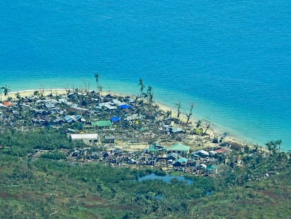 Daños causados por el tifón 'Rai' a su paso por Filipinas.