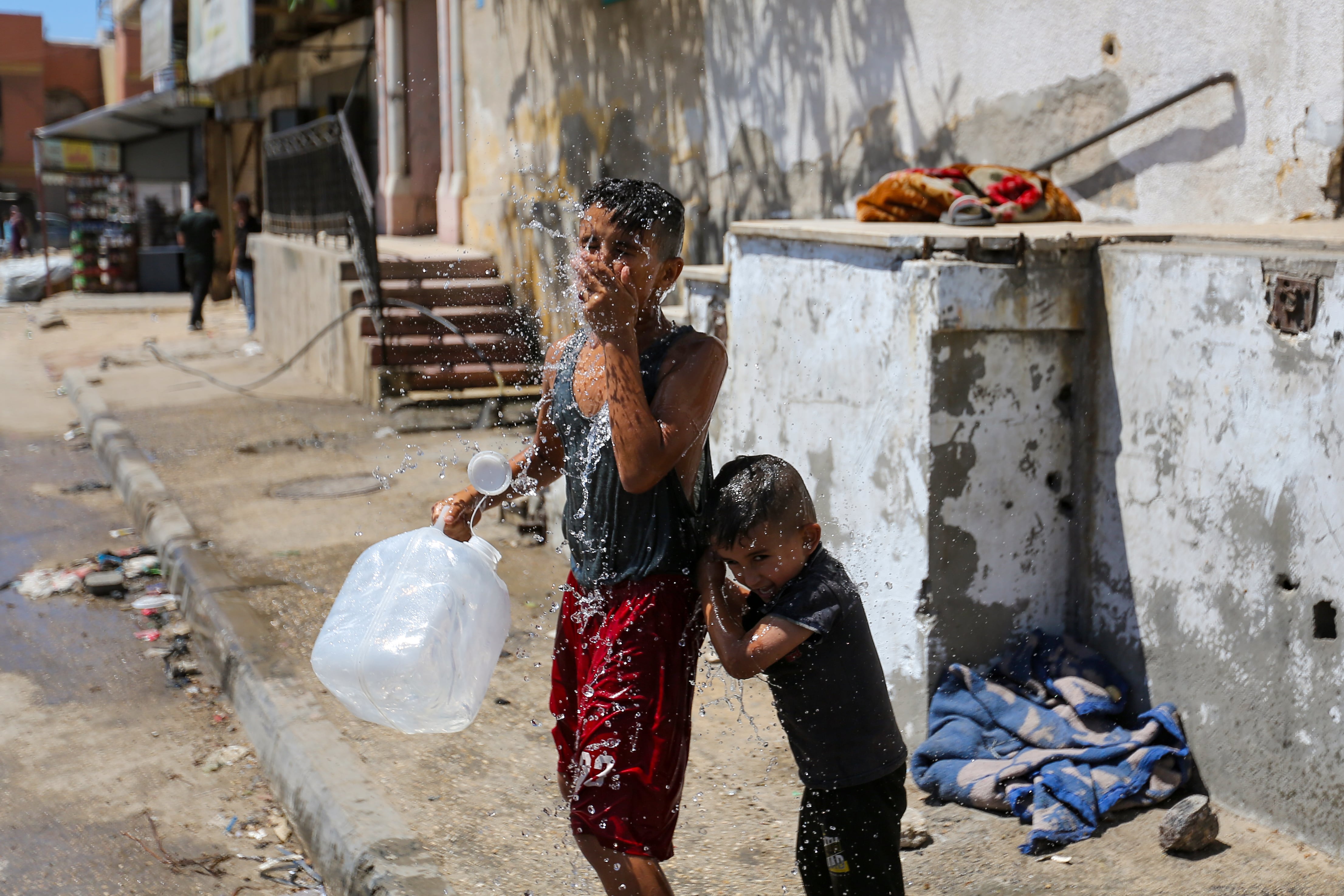 La ola de calor en una miserable tienda de campaña en Gaza: “Sueño con un vaso de agua fría”