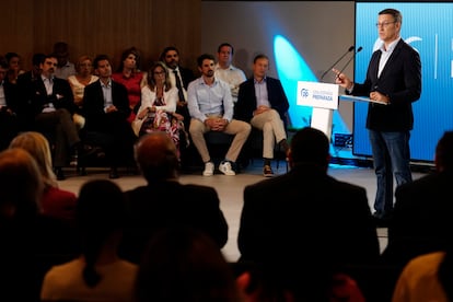 El presidente del Partido Popular, Alberto Núñez Feijóo, durante el acto sectorial sobre economía, organizado este lunes en Barcelona.