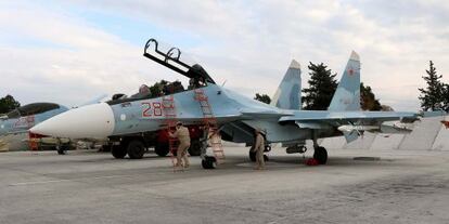 Dos soldados preparan este miércoles un bombardero ruso en la base de Latakia, en el norte de Siria.