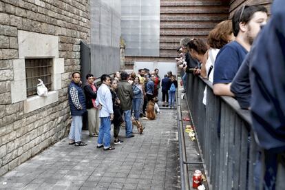 Últimos votantes esperan para votar.