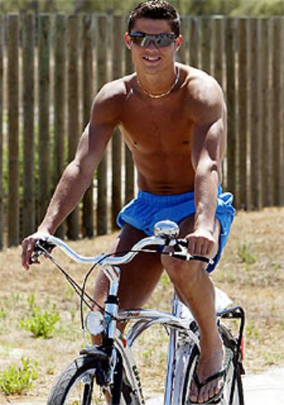Cristiano Ronaldo se relaja con un paseo en bicicleta.