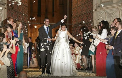 Los reci&eacute;n casados Pablo Lara y Anna Brufau a la salida de la iglesia de Santa Mar&iacute;a del Mar.