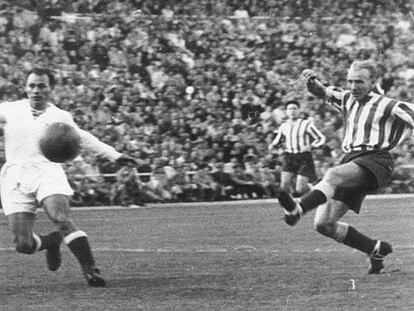 Carsson marca en el Madrid - Atl&eacute;tico de 1950 ante la mirada de Navarro, Mu&ntilde;oz y, al fondo, Juncosa.