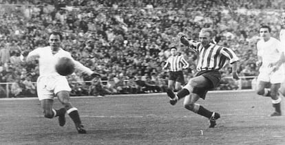 Carsson marca en el Madrid - Atl&eacute;tico de 1950 ante la mirada de Navarro, Mu&ntilde;oz y, al fondo, Juncosa.