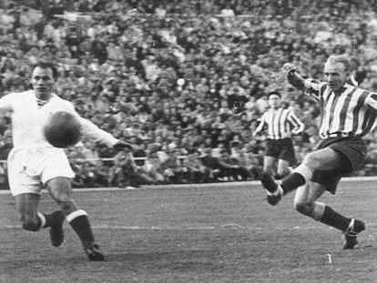 Carsson marca en el Madrid - Atl&eacute;tico de 1950 ante la mirada de Navarro, Mu&ntilde;oz y, al fondo, Juncosa.