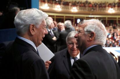 El ministro de Asuntos Exteriores, Josep Borrell (d), y el premio Nobel de Literatura Mario Vargas Llosa (i) asisten a la ceremonia de entrega de la 38º edición de los Premios Princesa de Asturias.