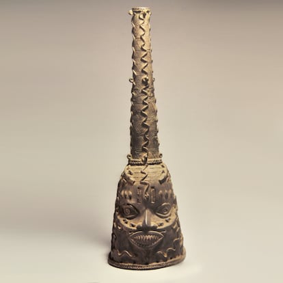 Yelmo procedente de Benín, realizado en aleación de cobre.  Se identifica con el Oduduwa, el último líder deificado y al que se le atribuye la autoridad divina a Ife.