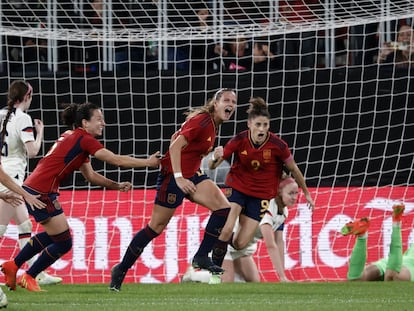 Laia Codina celebra junto a sus compañeras tras marcar en el España-Estados Unidos, amistoso que disputado en el estadio de El Sadar, en Pamplona, el 11 de octubre.