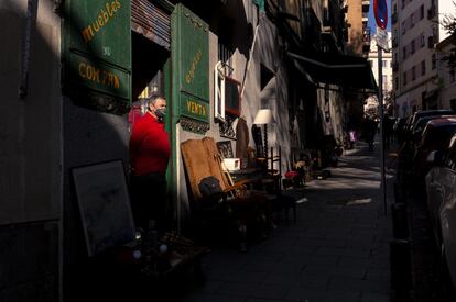 El dueño de uno de los locales de El Rastro, en la puerta de su establecimiento.