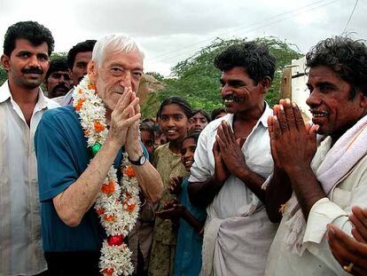 Arriba, Vicente Ferrer, en una foto de archivo, recibiendo un homenaje en un pueblo de Anantapur. Abajo, un grupo de personas gritan "¡Larga vida al padre Ferrer!" antes de rezar por él.