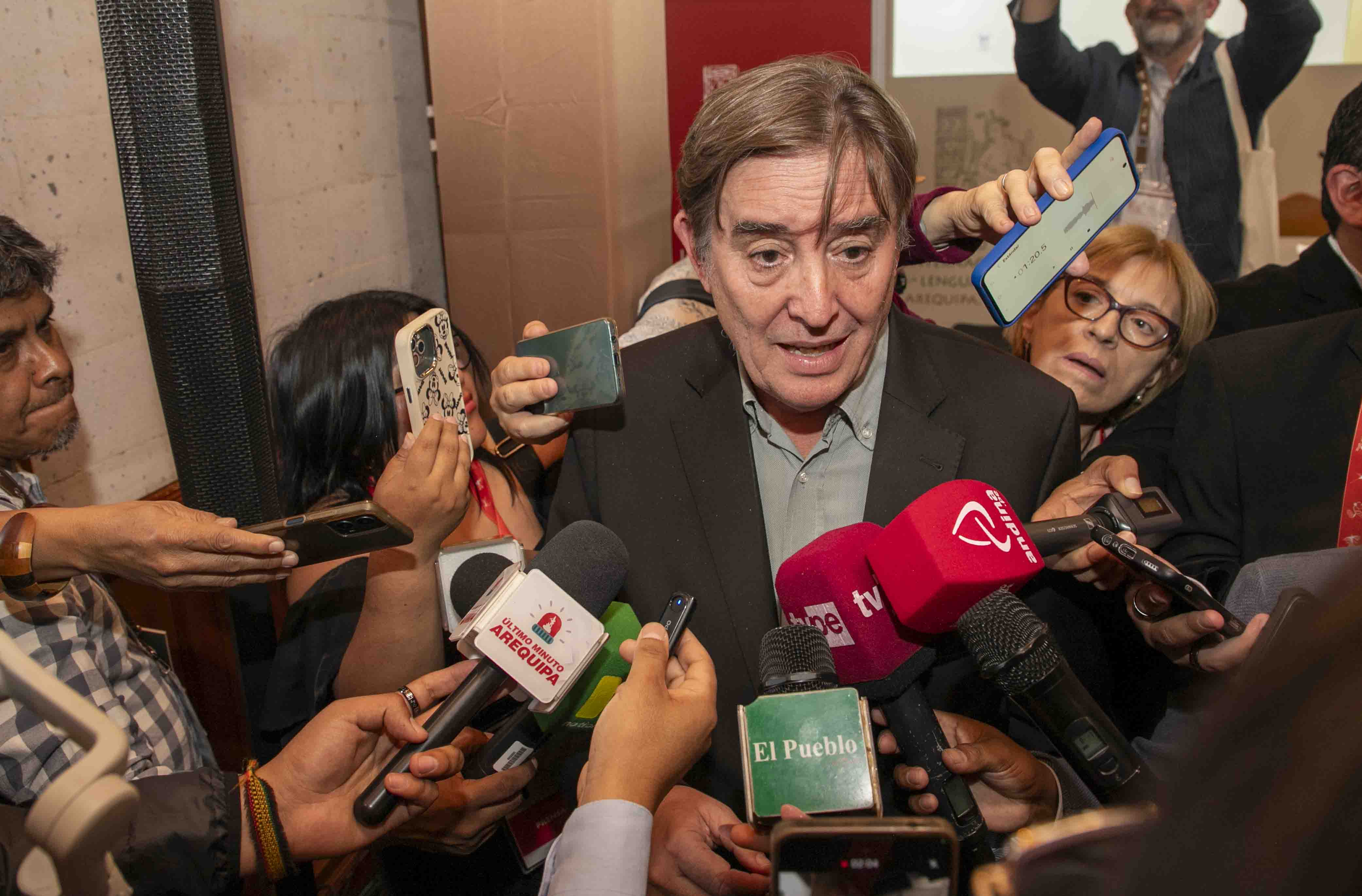 El director del Instituto Cervantes, Luis García Montero, tras la rueda de prensa de la presentación del congreso de la lengua, en Arequipa, el 13 de octubre. 