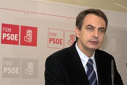 El líder del PSOE, José Luis Rodríguez Zapatero, ha deseado que las tropas españolas desplegadas en Irak regresen "cuanto antes" a casa durante la inauguración de la nueva sede de la Federación Socialista Madrileña, precedido por un minuto de silencio en homenaje a las víctimas. Además, Zapatero ha mostrado su "expresión de máxima solidaridad con las víctimas, con las familias de las víctimas y con las Fuerzas Armadas porque hoy es un día de luto y de dolor para todos".