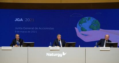Francisco Reynés, presidente y consejero delegado de Naturgy (centro) en la junta de la compañía del año pasado.