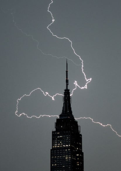 Un rayo rodea el Empire State en Nueva York, el 2 de julio de 2014.