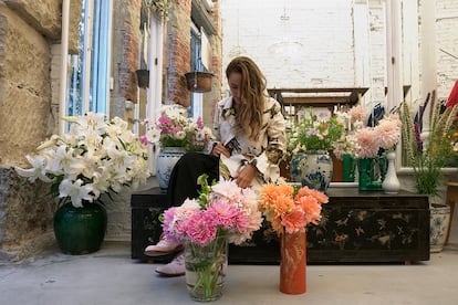 Poder de persuasión. Empezó llamándose Tarte y era un local de 40 metros cuadrados en el Casco Viejo. A Rosa Orrantia siempre le había interesado la moda "como lenguaje". Con 18 años se fue a París y a Londres, en plena efervescencia setentera. Cuando volvió a España y tuvo a su hija Andrea, decidió poner una tienda. "Entonces todo era mucho más fácil si te interesaba de verdad y tenías una idea, y yo me había traído buena información", cuenta Rosa a S Moda. Era 1985 y sus primeras firmas fueron diseñadores españoles: los mejores, los que hicieron que esa década fuera prodigiosa para la moda española. Montesinos, Manuel Piña, Antonio Miró... y Sybilla, que fue la que cambió el destino de Tarte. Los grandes diseñadores japoneses, que estaban en la cúspide, no se consolidaron ni en Barcelona ni en Madrid. No ayudaba que España atravesara un mal momento económico. Pero cuando vieron que Sybilla, que ya para entonces triunfaba internacionalmente, vendía su ropa en Tarte, desembarcaron allí Yohji Yamamoto, Miyake y Comme des Garçons. Luego comenzó una reacción en cadena: en 1992 entraron los belgas, Martin Margiela, Dries Van Noten... La apuesta estaba ya consolidada. "Las premisas eran y son calidad, creatividad, exclusividad y que nos guste", prosigue Rosa. La inauguración del Guggenheim, en 1997, marcó otro momento. "Ese día fui vestida de Miyake. Varias clientas también, otras iban de Yamamoto". Fue como un escaparate que dio a conocer la tienda entre los invitados, locales, nacionales e internacionales. En 2004, Rosa encontró un almacén de loza abandonado, con techos altos y dos plantas, en una calle hasta entonces escondida por las vías del tren. Y ahí nació Persuade (Villarías, 8), la tienda en la que ahora regenta su hija, Andrea Mendieta (en la imagen). "Cuando vi el local supe que era el momento para depositar todo lo que sabía". Este reto le ha permitido crecer y "tener un mensaje claro". En este soberbio espacio que une antigüedades chinas, muebles de Christian Astuguevieille (nariz de Comme des Garçons) o joyas de la libanesa Rosa María Abourous se nota el amor por lo único. Lo que nunca entrará en Persuade es Internet. La exclusividad la llevan a rajatabla. Por eso representa a Paul Harnden, que trabaja con un taller inglés que produce igual desde principios del XIX y no tiene presencia digital, como ellas. Aún así, sus clientes son de todo el mundo y por supuesto, también de Bilbao, donde tienen una camarilla se seguidoras incorruptibles. "Nos enseñan mucho", agradece Andrea, "gracias a ellas hemos llegado aquí".