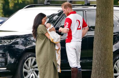 Meghan Markle con su hijo Archie este miércoles en un partido de polo en Wokingham, Inglaterra.