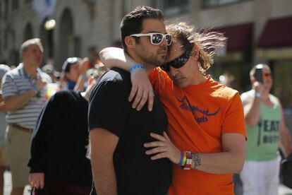 Jeffery Greamo y Jon Paul se abrazan durante el homenaje celebrado en Boston (EE UU).