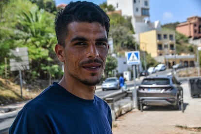 Reda, que lleva apenas dos semanas en Ceuta, asegura que se lanzó al mar ocho veces durante un año, antes de conseguir llegar hasta España. 