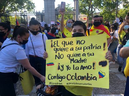 Concentración de colombianos en la puerta de Alcalá.