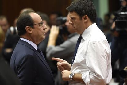 Hollande (izquierda) habla con Renzi, en la &uacute;ltima cubre de la UE.