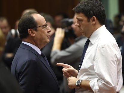 Hollande (izquierda) habla con Renzi, en la &uacute;ltima cubre de la UE.