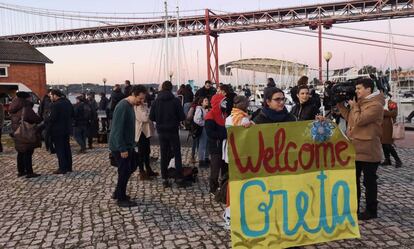 Joves i periodistes esperen l'arribada de Thunberg a Lisboa.