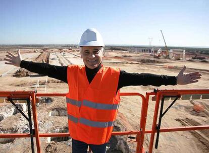 El empresario brasileño Roberto Medina, promotor de Rock in Río, ante las obras de Arganda.