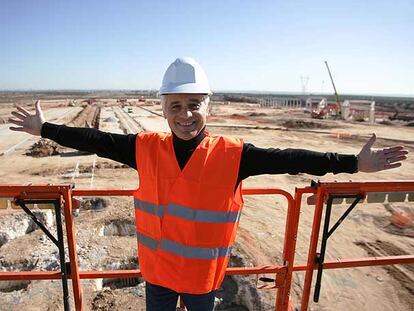 El empresario brasileño Roberto Medina, promotor de Rock in Río, ante las obras de Arganda.