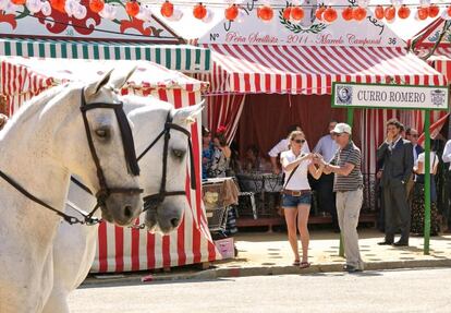 A la Feria de Abril, mejor con traje de flamenca o bien arreglado.