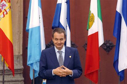 El presidente del Gobierno, José Luis Rodríguez Zapatero, ha aprovechado la inauguración de la 15ª cumbre Iberoamericana para reclamar "un espacio de libertad y plenitud democrática" en los países latinoamericanos, algunos de ellos bajo el gobierno de dictaduras. También ha abogado por lograr un consenso en materia migratoria para ordenar los flujos de inmigrantes a Europa.