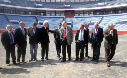 La Junta administrativa de la plaza de toros de Vista Alegre. En el centro, el alcalde de Bilbao, Iñaki Azkuna, y detrás, el torero Iván Fandiño