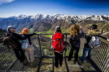 A 1.850 metros de altitud, este mirador está situado junto a la estación superior del teleférico de Fuente Dé, sobre el circo homónimo. Desde aquí impresionan las panorámicas del macizo central de los Picos de Europa –Peña Remoña, Padiorna, Pico San Carlos y Torre Altaiz, los picos de Santa Ana, Tesorero, Torre Horcados Rojos, Peña Olvidada– y, más allá, de la Cordillera Cantábrica. Se puede llegar en el teleférico, que salva un desnivel de 753 metros y tarda en el trayecto poco más de tres minutos.