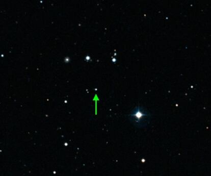 Fotografía del cielo en la que se destaca (con una flecha) la pequeña estrella SDSS J102915+172927, que debe tener unos 13.000 millones de años.