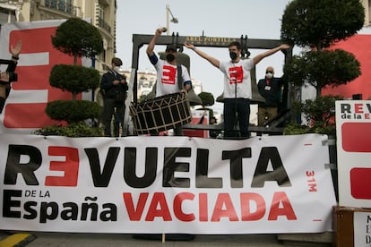 Miembros de La revuelta de la España Vaciada, tocan un bombo en un acto simbólico frente al Congreso de los Diputados.