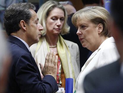 Nicolas Sarkozy conversa con la canciller alemana, Angela Merkel, en la cumbre de la UE celebrada en junio.
