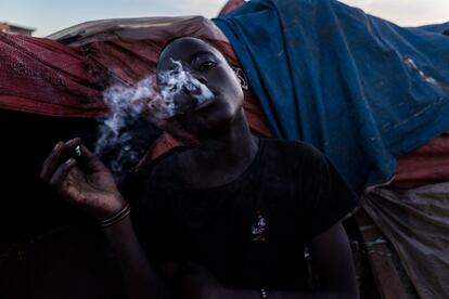 Los niños, desde edad muy temprana beben, fuman y toman drogas. Suelen empezar a partir de los 10 años. El Gobierno de Uganda no ha cumplido con las obligaciones de proteger los derechos de los menores y la política no se centra en los factores que los expulsaron a la calle, según ha denunciado la organización en defensa de los derechos humanos Human Rights Watch en su informe de 2015 titulado '¿Dónde quieres que vayamos? Abusos a los niños de la calle de Uganda'.