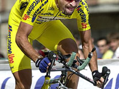 Foto de archivo del ciclista italiano Marco Pantani tomada en la primera etapa de la Vuelta a España 2001 en Salamanca.