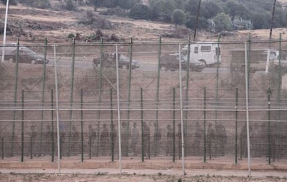 Los inmigrantes, entres las dos vallas de Melilla.