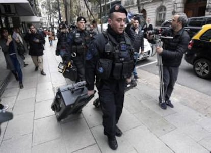 Policías de la división explosivos llegan al piso de Kirchner.