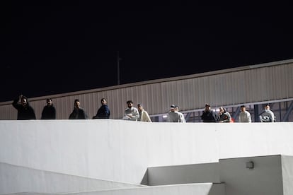 Migrantes deportados de EE.UU., en el puente fronterizo peatonal El Chaparral, en Tijuana, Mexico.