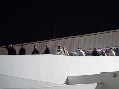 Migrantes deportados de EE.UU., en el puente fronterizo peatonal El Chaparral, en Tijuana, Mexico.