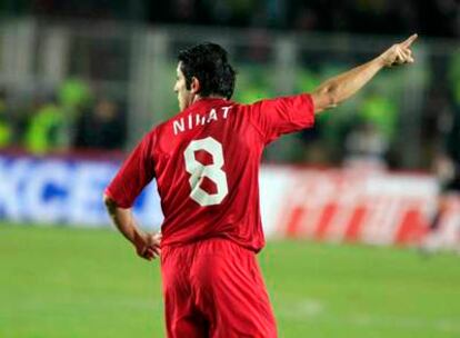 Nihat celebra un gol con Turquía.