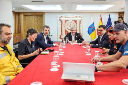 El presidente de Canarias, Fernando Clavijo (centro); el vicepresidente, Manuel Domínguez (tercer por la izquierda), y el consejero de Política Territorial, Manuel Miranda (tercero por la derecha), en su reunión este lunes con el Comité de Expertos en Emergencias derivadas de incendios forestales en la sede del Gobierno en Las Palmas de Gran Canaria.