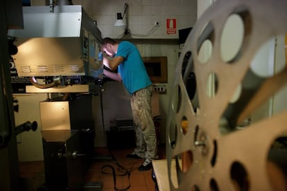 Un técnico de imagen prepara la última película que se proyectará en los cines Renoir de Cuatro Caminos, 30 de septiembre de 2013.