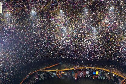 Vista aérea de miles de personas durante un baño en el río Sangam, afluente del Ganges, como parte de la ceremonia sagrada Kumbh Mela, en la que los fieles bañan sus pecados en la confluencia de los sagrados ríos Ganges y Yamuna y el mítico río Saraswati, en los márgenes de la ciudad norteña india de Allahabad (India).