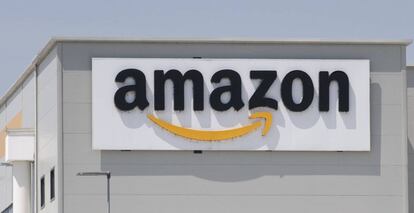 Logo de Amazon en uno de sus centros logísticos.