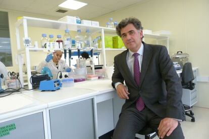 Laureano Simón junto a investigadores de Oncomatrix.