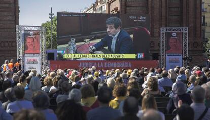Pantalles al carrer amb l'últim al·legat de Jordi Sánchez al judici.